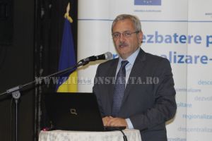 Liderul PSD, Liviu Dragnea intampinat cu huiduieli de un grup de cativa zeci de protestatari la Caras-Severin