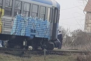 Fată de 14 ani la spital după ce o maşină a fost lovită de tren, lângă Timişoara