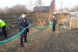 Șase plase monofilament şi alte obiecte confiscate în urma unei percheziţii domiciliare în comuna Gioseni