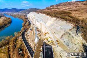 FOTO, VIDEO: Pe autostrada A1, Lugoj-Deva, lotul 4, în Dealul Liliecilor, odată cu primăvara au început timid lucrările