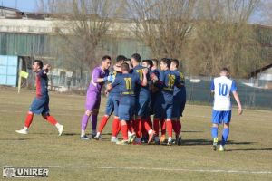 FOTO, LIVE-TEXT: Metalurgistul Cugir – Crişul Chişineu Criş 1-0 la pauză, Bozian eliminat | Derby sub Drăgana în prima rundă din retur!