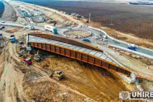 VIDEO: Lucrări pe autostrada A10 Sebeş-Turda la subtraversarea de la sensul giratoriu de la Lancrăm pentru a muta circulaţia pe DN1 pe vechiul amplasament