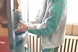 Patru tineri, cercetaţi după ce au furat banii din mai multe tonomate de cafea