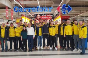 FOTO – Jucătorii de la CSU Sibiu au împărţit 1.000 de mărţişoare la Carrefour