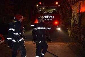 Acoperiş în flăcări la Cristian – Intervin pompierii
