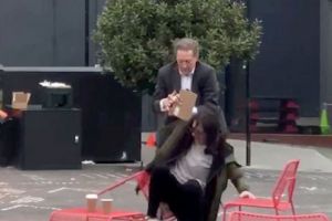 Revoltător. Un milionar îşi bate soţia în public. „Oh, Dumnezeule, ajutor”. Incredibil despre cine e vorba