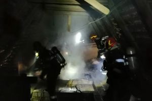 UPDATE Acoperiş în flăcări la Cristian – Intervin pompierii