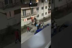 VIDEO/ Poliţist BĂTUT la Arad într-o altercaţie care a pornit de la o fată de 12 ani