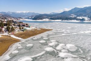 Cum arată Colibiţa la început de primăvară. Marea de la munte, tot mai mică