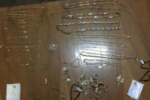 Sute de grame de bijuterii, fara documente legale, confiscate de politistii de frontiera in P.T.F. Vama Veche