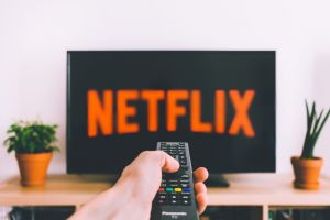 Netflix pierde lunar sute de milioane de dolari din cauza celor care folosesc serviciul fără să plătească