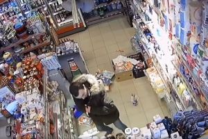 VIDEO: Hoţ surprins în timp ce fură dintr-un magazin din reţeaua PACO