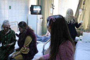 Gest SUPERB al tinerilor meşteşugari! MĂRŢIŞOARE la SPITALUL JUDEŢEAN