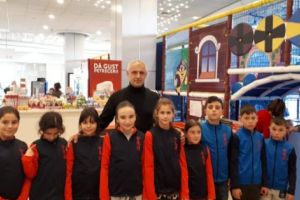 Având posibilităţi modeste, copiii din Călineşti fac arte marţiale sprijiniţi de Mihai Georgescu