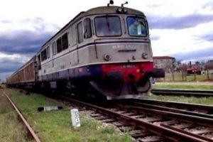 Neatenţia părinţilor a condus la moartea unui copil de 3 ani. Locomotiva l-a izbit în plin