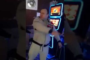 VIDEO – Supărat că a pierdut la păcănele, un bărbat din Vâlcea a distrus aparatul şi a transmis LIVE pe Facebook totul