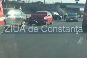 Imagini de la eveniment. Accident rutier la intrare pe Autostrada Soarelui. Doua masini implicate. Intervin pompierii (galerie foto)