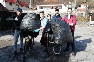 Tinerii dau exemplu. Un grup de elevi din Băiţa au curăţat satul de gunoaie (FOTO)