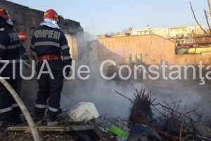 Imagini de la eveniment. Incendiu in municipiul Constanta, langa Hanul Balcan. Pompierii ISU Dobrogea, chemati in ajutor (galerie foto)
