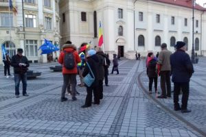 FOTO – Protest în Piaţa Mare. Mai puţin de 100 de sibieni participă