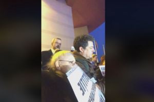 Actorii de la Teatrul National Bucuresti protesteaza pe treptele institutiei, in semn de solidaritate fata de magistratii din Romania (video) 