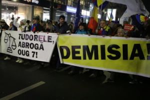 Mii de romani au iesit din nou in strada: In democratie hotii stau la puscarie! Cinste magistratilor!