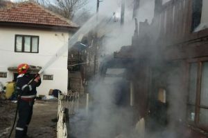Incendiu provocat de jarul căzut din sobă
