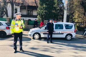 Şoferiţe ,,amendate” cu  mărţişoare şi flori de poliţişti