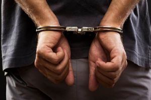 Tânăr prins de poliţişti după ce a atacat o femeie pe stradă şi a încercat să îi fure portofelul