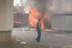 Un garaj în care se afla o maşină a ars ca o torţă, la Făgăraş (Foto)