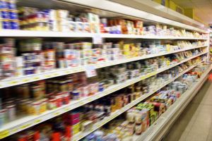Tone de produse neconforme retrase de la vânzare din mai multe supermarketuri din Braşov
