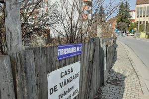 Proprietate în paragină din inima oraşului, ignorată de Primăria Bistriţa