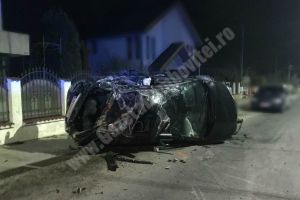 TEIȘ: Un tânăr care consumase alcool s-a izbit cu autoturismul de un gard