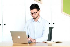 Un tânăr de 21 de ani a creat o platformă care identifică firmele rău-platnice