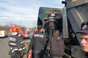 FOTO: Autocamion cuprins de flăcări, la Târgu-Jiu