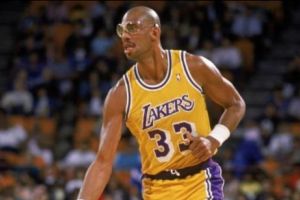 Legendarul Kareem Abdul-Jabbar şi-a scos trofeele la vânzare. Câţi bani a primit şi în ce vrea să investească