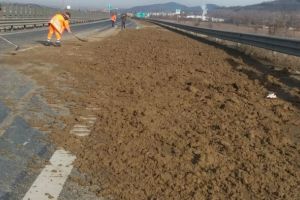 VIDEO – Autostrada Sibiu – Sebeş blocată de pământul pierdut dintr-o basculantă – Trafic îngreunat