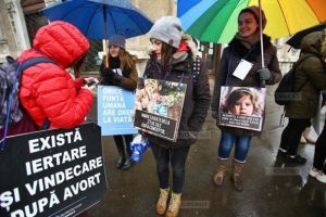 40 de zile pentru viaţă: oameni în faţa Maternităţii Odobescu pentru stoparea avorturilor