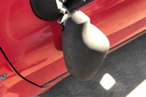Trei tineri care au distrus oglinzile maşinilor de pe o stradă centrală din Suceava, prinşi ...