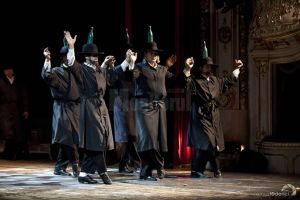 Celebrul spectacol „Scripcarul pe acoperiş”, producţie a Teatrului 