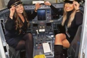 Dezmăţ în avion. Stewardesele s-au dezbrăcat şi au intrat în cabina piloţilor - Foto