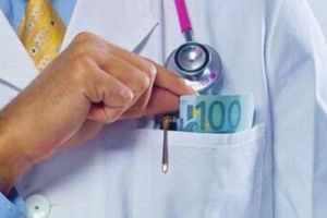 Raed Arafat vrea eradicarea şpăgii în spitale. „Poţi mulţumi după, cu o chestie simbolică”
