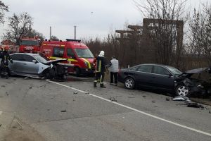 Impact violent la marginea Timişoarei. O tânără a ajuns la spital