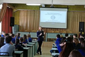 Cyberbullying: Elevii de la Lazăr au învăţat despre hărţuirea pe internet şi cum se pot feri de ea (FOTO)