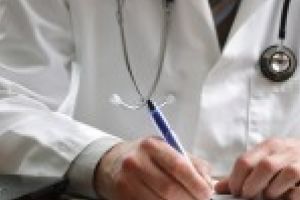 Circa 4.000 de zile lucratoare din cariera oricarui medic sunt sterse cu buretele. Propunerea legislativa ce prevedea recunoasterea garzilor medicilor ca vechimea in munca RESPINSA de Comisia de Munca