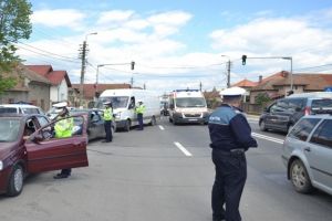Acţiune de amploare a poliţiştilor, la Sebeş. Amenzi de aproape 20.000 de lei, permise şi certificate de înmatriculare reţinute
