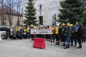 Circa 50 de profesori au pichetat Prefectura Suceava: „Nu am ieşit să cerem măriri de ...