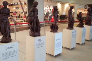 Statuete de ciocolată peste 1,5 metri înălţime la Shopping City Sibiu