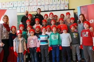 Căciuli şi mănuşi, premii oferite elevilor de pompierii harghiteni şi E.ON
