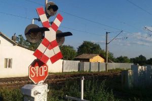 Zeci de amenzi pentru şoferi care nu opresc la trecerile la nivel cu calea ferată